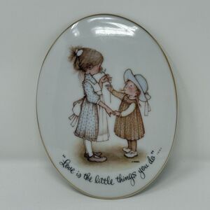 Holly Hobbie Porcelain Plaque "Love Is The Little Things You Do" 6" Tall VTG
